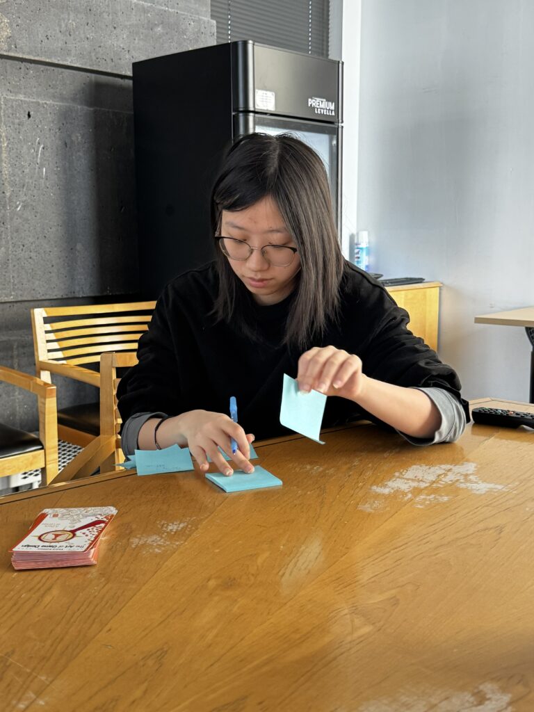 Linda Wang writing notes for team retrospective 1